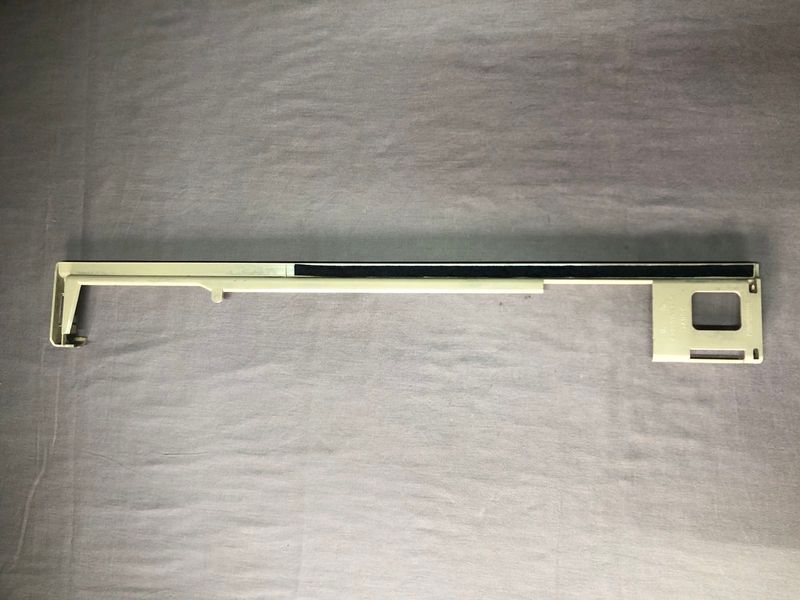 Накладка рельсы сидения правая передняя бежевая Mercedes w221, S-класс 2219102454 фото