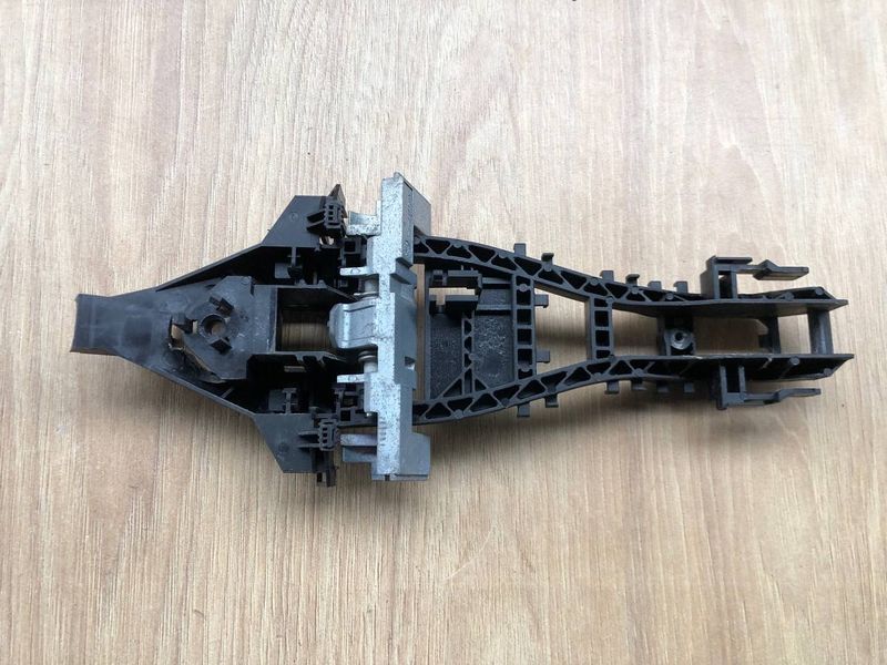 Крепление ручки двери задняя левая BJ32224N02 Range Rover Vogue L405 б.у. BJ32224N02 фото