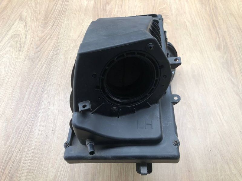 Корпус воздушного фильтра левый LR036427, LR095794, CPLA9601DA Range Rover Vogue L405, б.у. LR036427, LR095794, CPLA9601DA фото