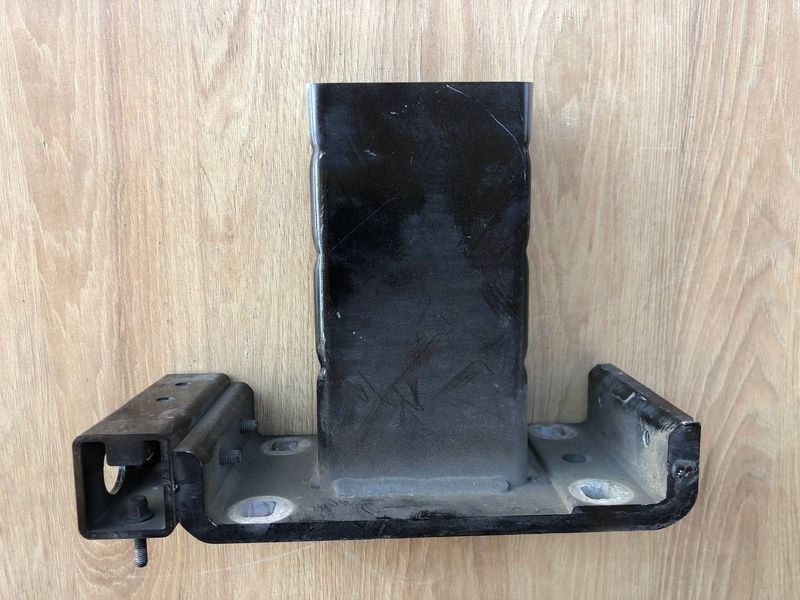 Кронштейн підсилювача бампера передній правий LR090887, CPLA103A32AC Range Rover Vogue L405, б.в. LR090887, CPLA103A32AC фото