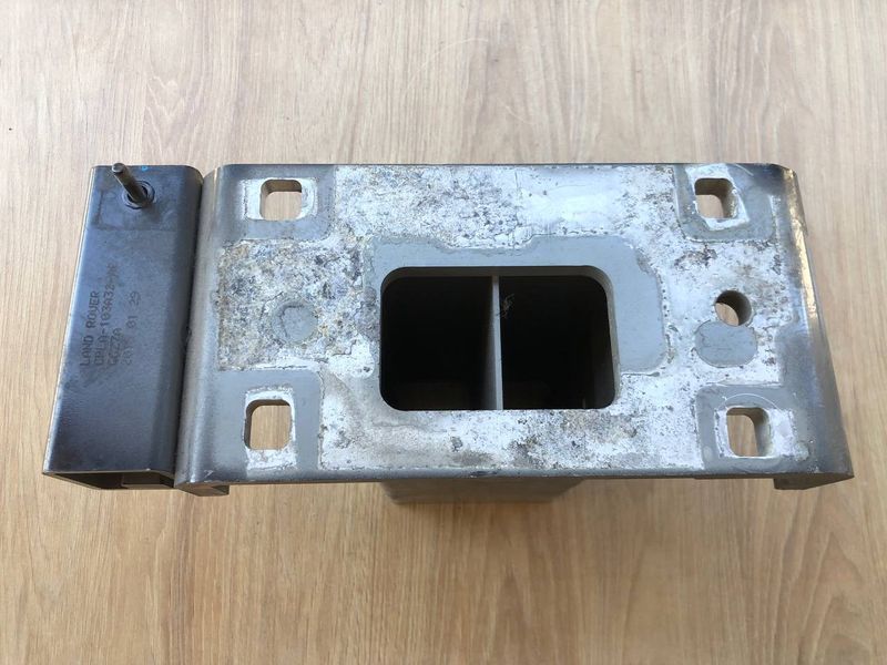 Кронштейн підсилювача бампера передній правий LR090887, CPLA103A32AC Range Rover Vogue L405, б.в. LR090887, CPLA103A32AC фото
