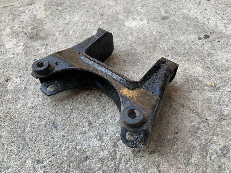 Кронштейн подушки коробки передний левый Skoda Fabia 2, 6Q0199111K, б.у. 6Q0199111K, фото