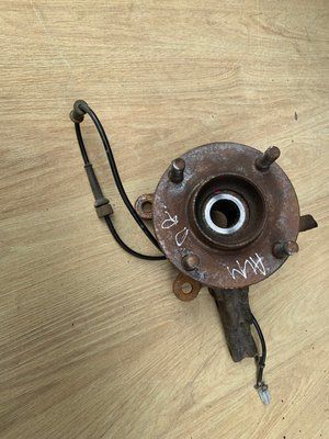 Цапфа, поворотний кулак передній правий Nissan Almera Classic B10RS 2006-2012 р, б.в. 4001495F0A  4001495F0A фото