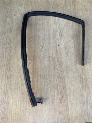 Уплотнитель стекла задней левой двери с направляющей Nissan Almera Classic B10RS 2006-2012 г., седан, 8233195F0A, б.у. 8233195F0A фото