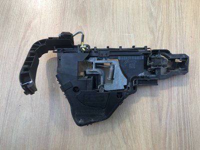 Кронштейн ручки задней левой двери Mercedes W251 R-class, б.у. 2517601334 фото