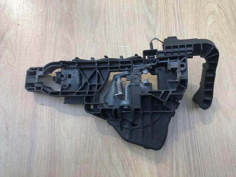 Кронштейн ручки задней левой двери Mercedes W251 R-class, б.у. 2517601334 фото