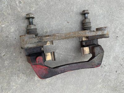 Скоба заднего суппорта Subaru Impreza 3, 2007-2011 г., 26625FG000, б.у. 26625FG000 фото
