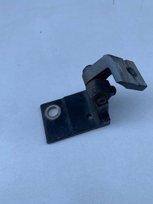 Петля передних левых дверей верхняя Audi A4 B5 2000 г., 8D0831401B, б.у. 8D0831401B фото