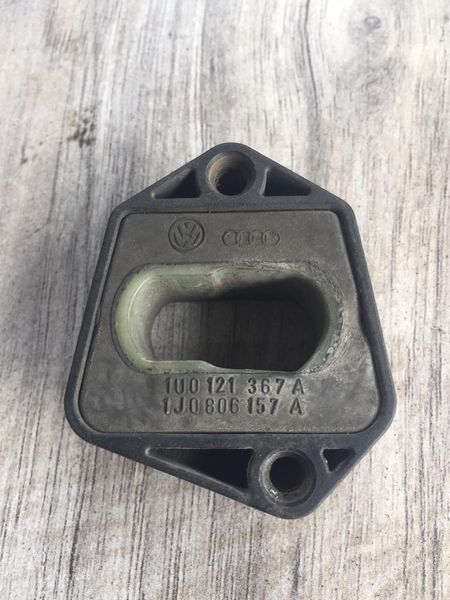 Подушка радиатора 1J0806157, 1U0121367 Skoda Octavia Tour, б.у. 1J0806157, 1U0121367 фото