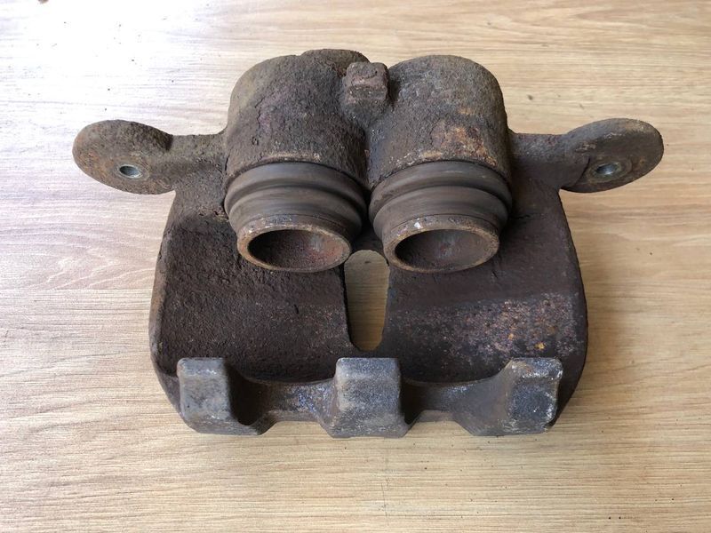 Тормозной суппорт левый передний LR047905, AH422B302AB Range Rover Vogue L405, б.у LR047905, AH422B302AB фото