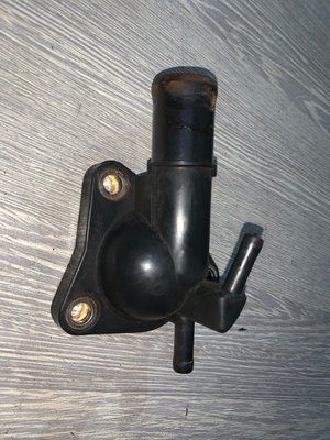 Фланець системи охолодження Mazda 3 BK, 1.6 бензин, 2003-2009 р., ZJ0115179D, б.в. ZJ0115179D фото