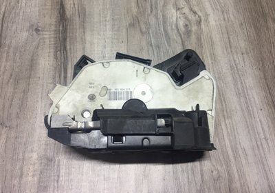 Замок задний левый 05D5E0839015 Skoda Octavia A7, б.у. 05D 5E0 839 015 фото