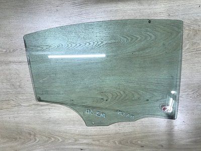 Стекло задних правых дверей Mazda 3, седан, BAN672511, б.у. BAN6725111 фото