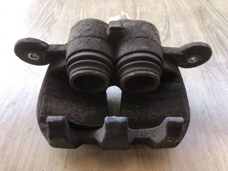 Тормозной суппорт передний правый LR047906, AH422B294AB Range Rover Vogue L405, б.у LR047906, AH422B294AB фото