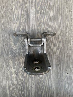 Петля задних левых дверей нижняя Nissan Almera N16, 2005 г., 824212F030, б.у. 824212F030 фото