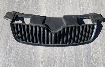 Решетка радиатора, капота Skoda Fabia 2, 2007 г., 5J0853668A, б.у. 5J0853668A фото