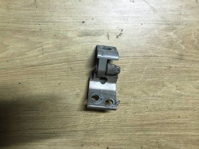 Петля передняя левая верхняя Skoda Fabia 1, 6Y0831411D, б.у. 6Y0831411D фото