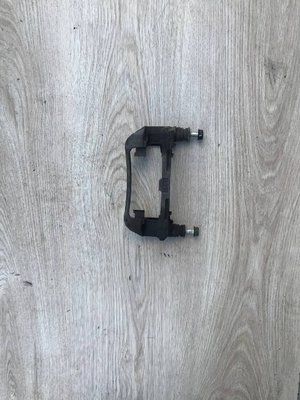 Скоба супорта передня ліва Chevrolet Aveo T250 2005-2011 р, б. в .96534637 96534637 фото