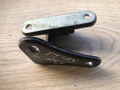 Петля двери передняя левая нижняя 2217200337 Mercedes w221, s-класс, б.у 2217200337 фото