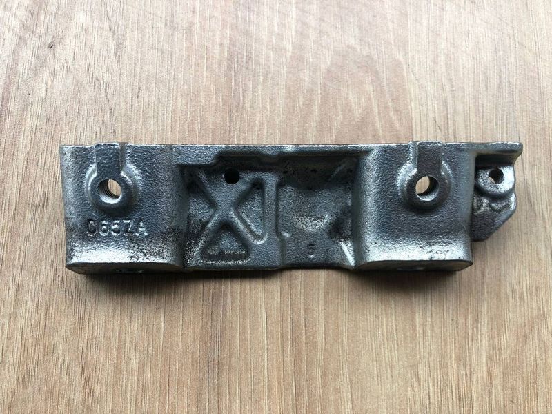 Кронштейн выпускной системы LR013195, 9X2Q9W Range Rover Vogue L405, б.у. LR013195, 9X2Q9W фото