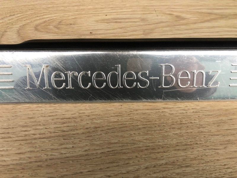 Накладка дверного порогу внутрішня перед ліва Mercedes w221, S-клас 2216800135 фото
