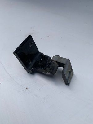 Петля задніх лівих дверей верхня Audi A4 B5, 2000 р., універсал, 8D0833401A, б.в. 8D0833401A фото