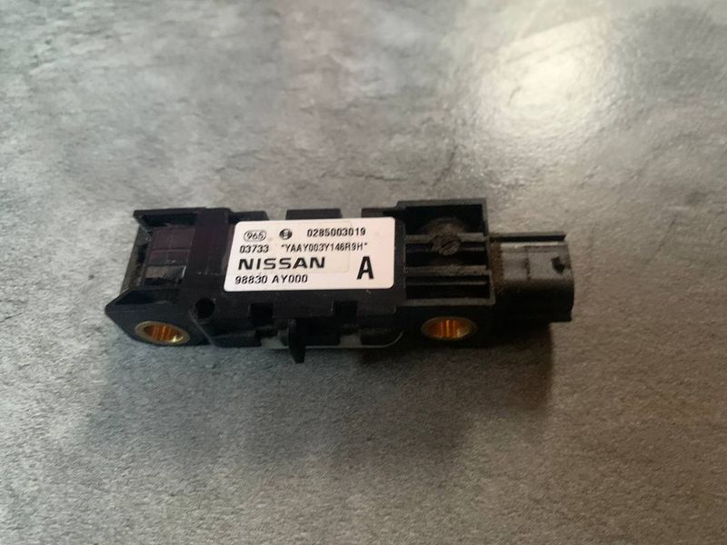 Датчик удара передний левый Nissan Almera N16, 2004 г., 98830AY000, б.у. 98830AY00033 фото