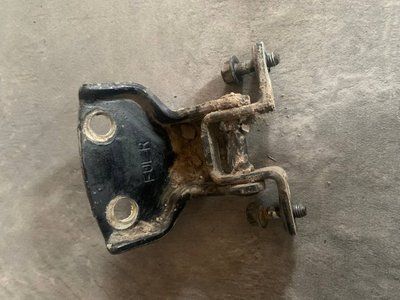 Петля передних правых дверей нижняя Chevrolet Aveo T200, 2006 г., 96541424, б.у. 96541424887 фото