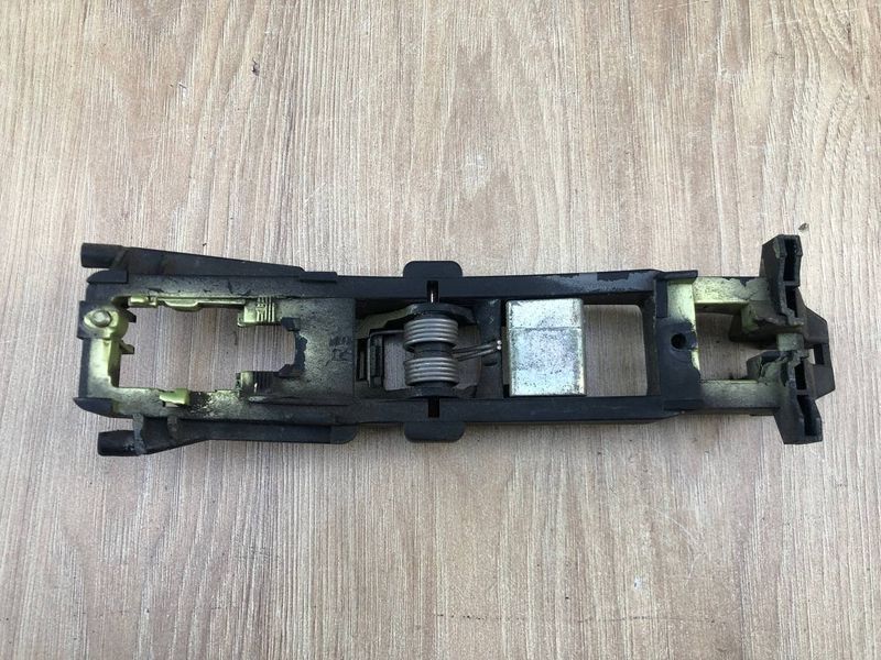Кронштейн ручки двери перед правая Mercedes C-class w203 купе, б.у. 2037600234 2037600234 фото