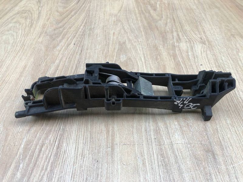 Кронштейн ручки двери перед правая Mercedes C-class w203 купе, б.у. 2037600234 2037600234 фото