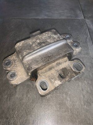 Подушка двигуна ліва Volkswagen Passat B6, 2.0 TFSI, 2005 р.,3C0199555, б.в. 3C0199555 фото