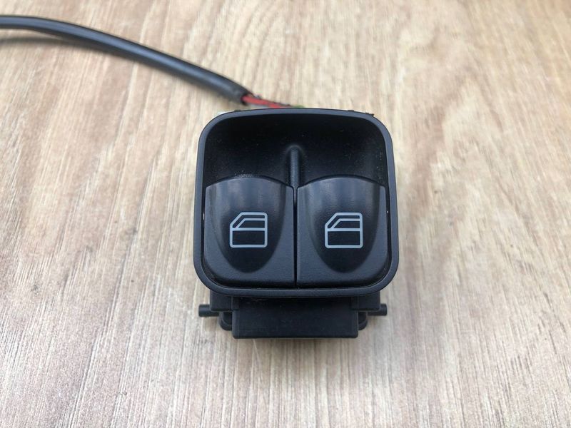 Кнопка стеклоподъемника передней левой двери Mercedes W203  C-class, б.у. 2038200810 2038200810 фото