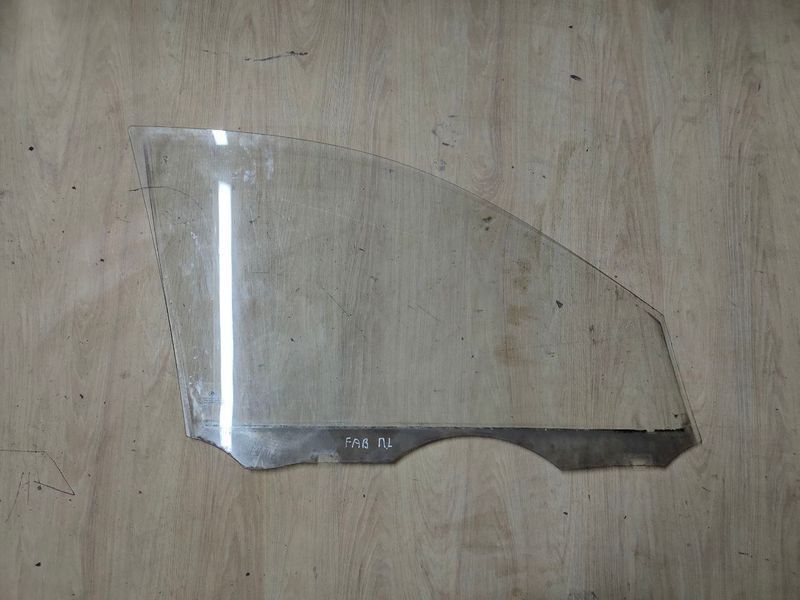 Стекло передних левых дверей Skoda Fabia 1, 2005 г., 6Y0845201A, б.у. 6Y0845201A фото