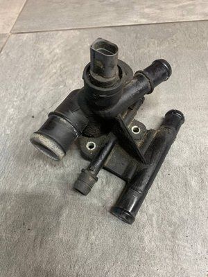Фланець системи охолодження Volkswagen Passat B6, 2005-2011 р., 2.0 TFSI, 06F121133G, б.в. 06F121133G фото