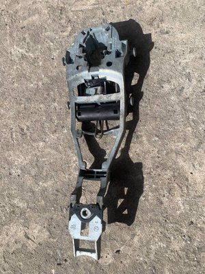 Кронштейн ручки задних левых дверей Skoda Fabia 2, 5J0837888C, б.у. 5J0837888C фото