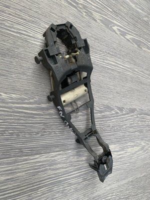 Кронштейн ручки передних левых дверей Skoda Fabia 2, 2007 г., 5J0837885, б.у. 5J0837885 фото