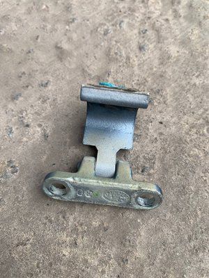 Петля крышки багажника Skoda Fabia 2, хэтчбек, 6N0827301C, б.у. 6N0827301C66 фото