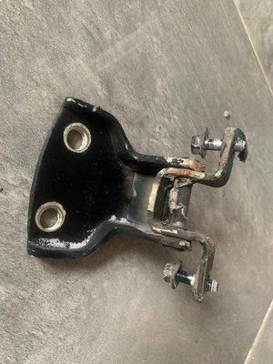 Петля передних левых дверей верхняя Chevrolet Aveo T200, 2006 г., 96541423, б.у. 96541423 фото