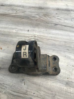 Подушка двигателя левая Mitsubishi Lancer 9, 1.6 бензин 2008 год, б.у. MR491557 MR491557 фото