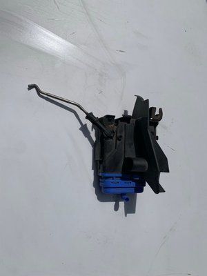 Замок задніх лівих дверей Audi A4 B5, 2000 р., універсал, 8D0839015A, б.в. 8D0839015A фото