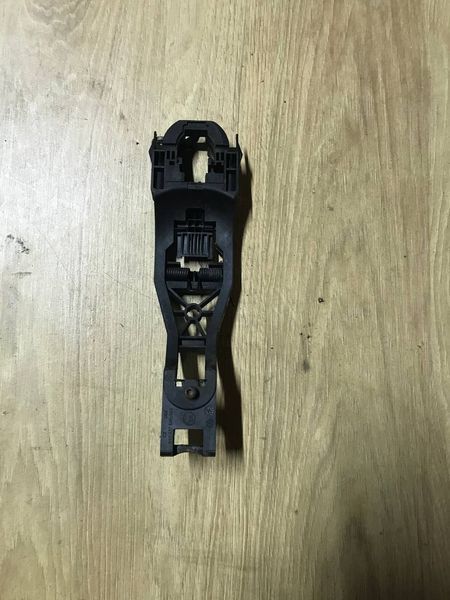 Кронштейн ручки передних левых дверей Skoda Fabia 1, 2005 г., 1U0837885B, б.у. 1U0837885B фото
