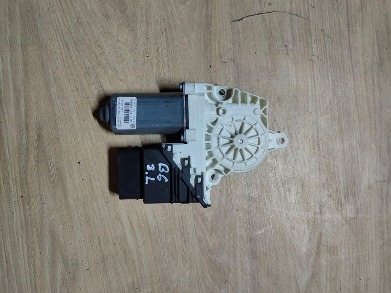 Моторчик стеклоподьемника задний левый Volkswagen Passat B6, 2009 г., 1K0959703P, б.у. 1K0959703P фото