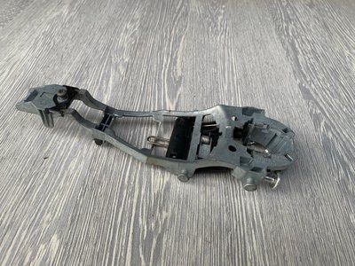Кронштейн ручки задних левых дверей Skoda Fabia 2, 2007 г., 5J0837886C, б.у. 5J0837886C фото