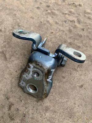 Петля передних правых дверей верхняя Skoda Fabia New, 5J0833402, б.у. 5J083340288 фото