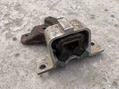 Подушка двигателя правая Dacia Logan 1, 1.4 бензин, 2006 г., 112463195R, б.у. 112463195R фото