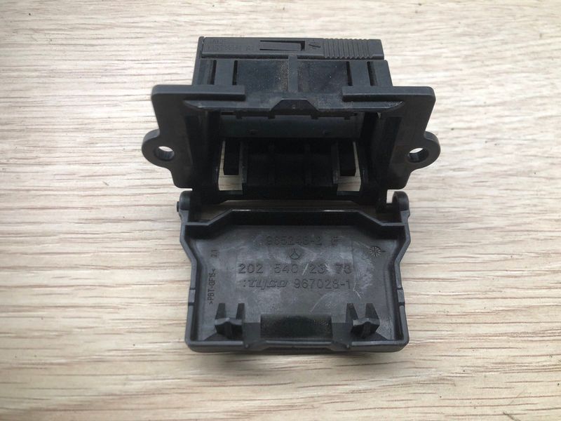 Кронштейн крышки OBD Mercedes w221, S-класс 2025402373 фото