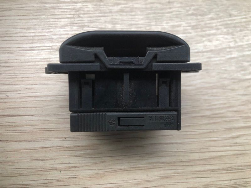 Кронштейн крышки OBD Mercedes w221, S-класс 2025402373 фото