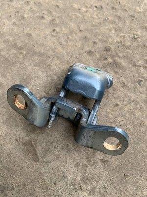 Петля задних левых дверей нижняя Skoda Fabia 2, 5J0833411, б.у. 5J083341166 фото