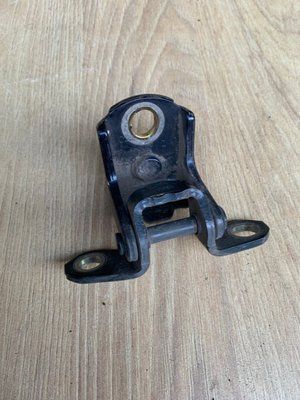 Петля задних правых дверей верхняя Nissan Almera Classic B10RS 2006-2012 г., 8240095F1D, б.у. 223434 фото