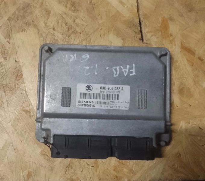 Блок керуванням двигуна Vag 03D906032A, б.в. 03D906032A фото